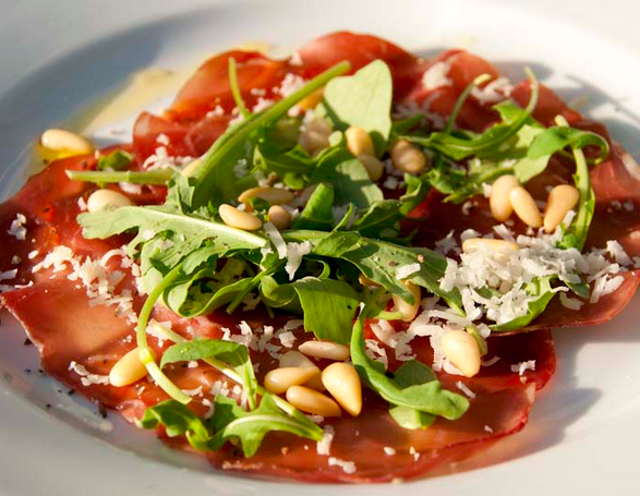 Rundercarpaccio met pesto en pijnboompitjes